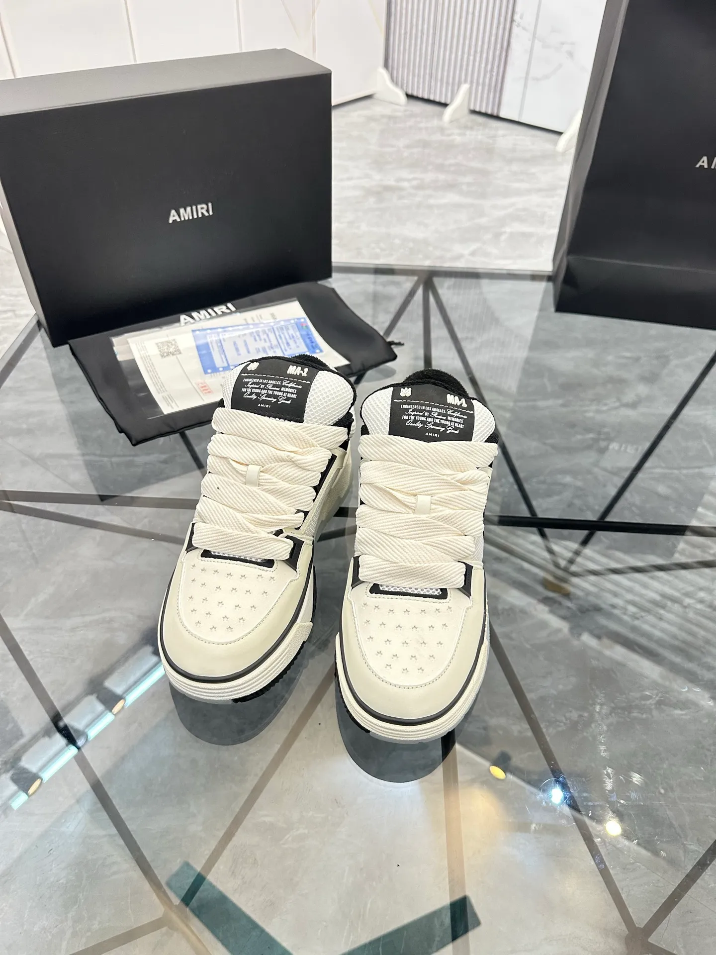Men's shoes: 💰P720¥ Guangzhou top quality Product trademark: AMIRI* "Amir*" low-top casual shoes Regular size: 39-44 (can be customized to 45) Product materials: upper imported first-layer cowhide stitching original material, breathable lining, original outsole. Number: 525